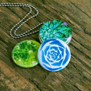 Fotomedaillon ketting met drie verschillende verwisselbare voorkanten met close up foto`s van buitenaards aandoende bloemen,nachtbloemen.Magisch magnetisch medaillon. Voor het dicht bij je dragen van je favoriete foto.