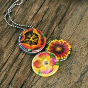 Fotomedaillon ketting/medaillon ketting met close up bloemen  foto`s in rood geel en oranje. Roest vrij stalen ketting,rvs medaillonm,roestvrij staal medaillon. Voor het dicht bij je dragen van je favoriete foto.