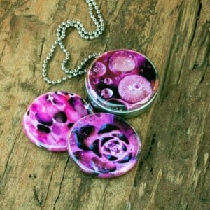 Fotomedaillon ketting/medaillon ketting met close up van olie bellen,en buitenaards aandoende bloemen, in pink tinten tinten. Roest vrij stalen ketting,rvs medaillon,roestvrij staal medaillon. Voor het dicht bij je dragen van je favoriete foto.
