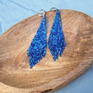 Fringe oorbellen Confetti Blue Tone – brick stitch, Miyuki Delica kralen, 9 cm lang, rvs ringen
