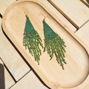 Fringe oorbellen Emerald Goddess – groen, glaskralen & kristallen, 12,5 cm lang, verguld zilveren oorhaken