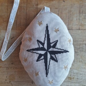 Geborduurde hanger gevuld met lavendel
