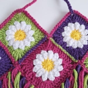 Gehaakt baby topje | Madeliefjes, roze, groen en paars