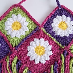 Gehaakt baby topje | Madeliefjes, roze, groen en paars