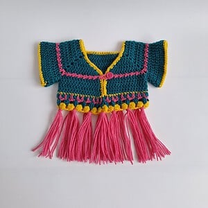 Gehaakt baby vestje | Petrol, roze en geel met roze franjes