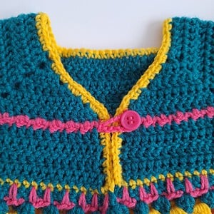 Gehaakt baby vestje | Petrol, roze en geel met roze franjes