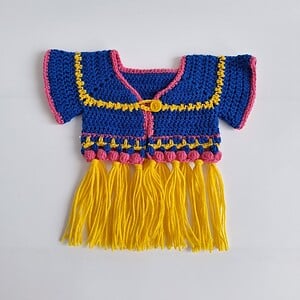 Gehaakte baby vestje | Blauw, roze en geel met gele franjes