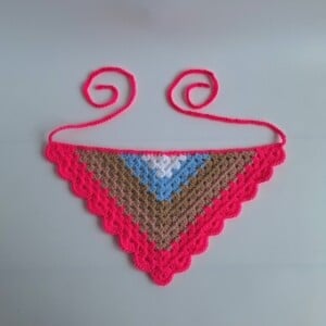 Gehaakte bandana 'Knalroze, beige, lichtblauw en wit'