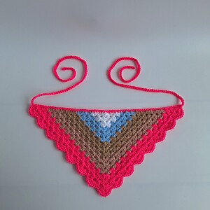 Gehaakte bandana 'Knalroze, beige, lichtblauw en wit'