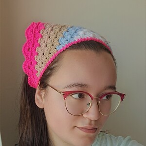 Gehaakte bandana 'Knalroze, beige, lichtblauw en wit'