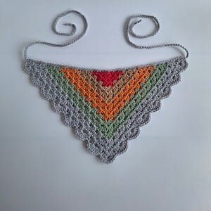 Gehaakte bandana 'Lichtgrijs, oranje en knalroze'