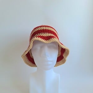 Gehaakte bucket hat | Beige en rood