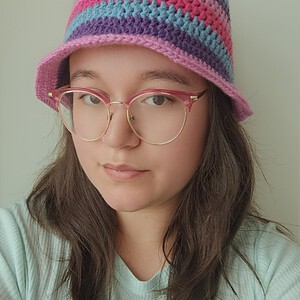 Gehaakte bucket hat | Blauw, paars, lavendel en roze