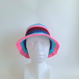 Gehaakte bucket hat | Donkerblauw, turquoise, roze en rood
