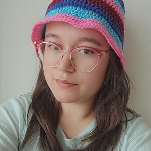 Gehaakte bucket hat | Donkerblauw, turquoise, roze en rood