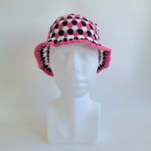 Gehaakte bucket hat | Fuchsia, wit en zwart