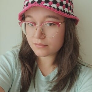 Gehaakte bucket hat | Fuchsia, wit en zwart