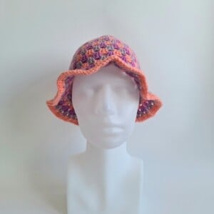 Gehaakte bucket hat | Koraal, lavendel en mauve