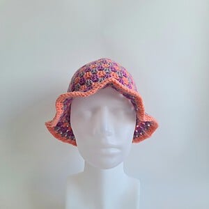 Gehaakte bucket hat | Koraal, lavendel en mauve
