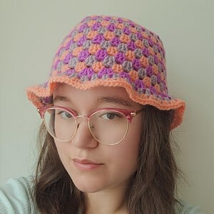 Gehaakte bucket hat | Koraal, lavendel en mauve