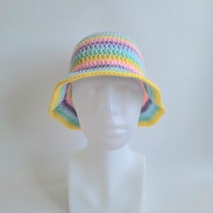 Gehaakte bucket hat | Pastel regenboog