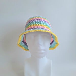 Gehaakte bucket hat | Pastel regenboog