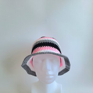 Gehaakte bucket hat | Roze, wit, grijs en zwart