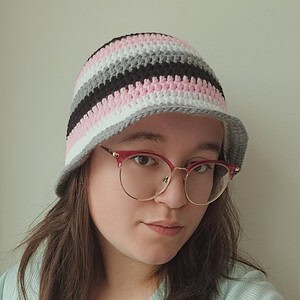 Gehaakte bucket hat | Roze, wit, grijs en zwart