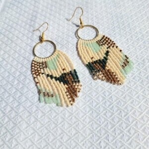 Golden Mirage – lichte fringe oorbellen met miyuki kralen in groen, bruin en goud