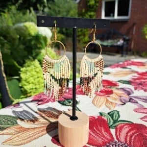 Golden Mirage – lichte fringe oorbellen met miyuki kralen in groen, bruin en goud