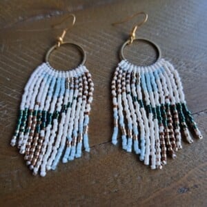 Golden Mirage – lichte fringe oorbellen met miyuki kralen in groen, bruin en goud
