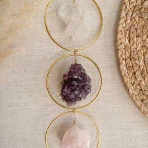 Gouden driehoek edelsteenhanger als decoratie in huis XL
