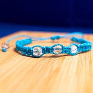 Hennep armband met crackle glaskralen - handgeknoopt & verstelbaar | Ocean Glow collectie