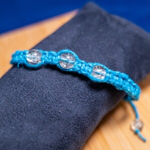 Hennep armband met crackle glaskralen - handgeknoopt & verstelbaar | Ocean Glow collectie