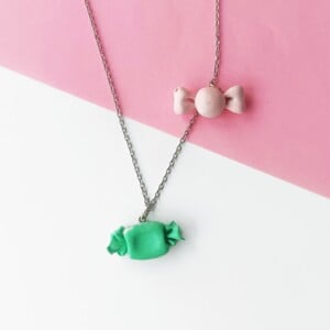 Ketting met 2 snoepjes in groen en roze