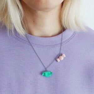 Ketting met 2 snoepjes in groen en roze