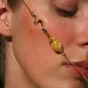 Ketting met Steenvormige Hanger Gevuld met Echte Bloemen uit Amsterdam