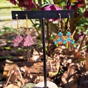 Kleine driehoekige Miyuki oorbellen met bloemmotief – Blossom-serie, verguld zilver, handgemaakt