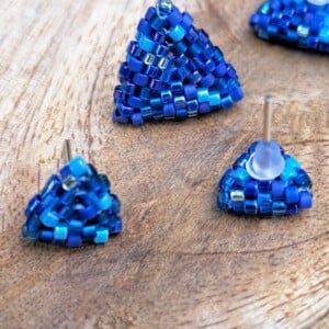 Kleine oorbellen met kralen – Confetti mini-studs ‘Blue Tone’ (handgemaakt, 9 mm)