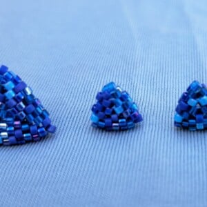 Kleine oorbellen met kralen – Confetti mini-studs ‘Blue Tone’ (handgemaakt, 9 mm)