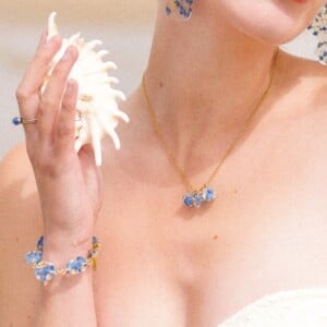 Kristalvormige Cluster Ketting met Echte Bloemen uit Den Haag (The Tide)