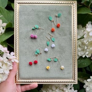 Micro Gehaakte Tulp Oorbellen met Blaadje – Meerdere Kleuren, Handgemaakte Lente Sieraden