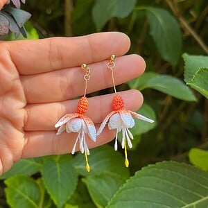 Micro gehaakte fuchsia oorbellen – handgemaakt, hypoallergeen