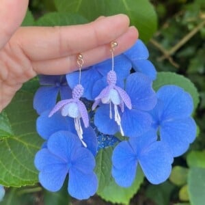 Micro gehaakte fuchsia oorbellen – handgemaakt, hypoallergeen