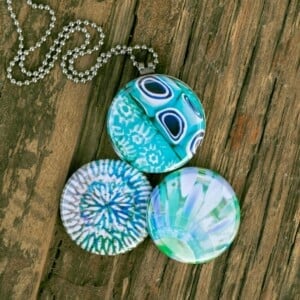 Fotomedaillon ketting met drie verschillende verwisselbare voorkanten met close up foto`s in aqua blauw. Voor het dicht bij je dragen van je favoriete foto.