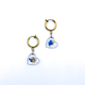 Oorbellen met Hartvormige Hangers en Echte Bloemen uit Den Haag (The Tide)