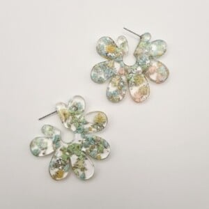 Organische Bloemen Hoop Oorbellen met Pastelkleurige Bloemenn