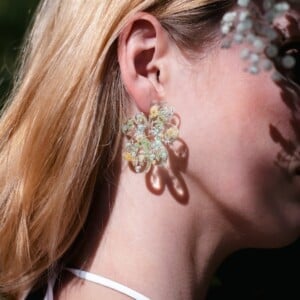 Organische Bloemen Hoop Oorbellen met Pastelkleurige Bloemenn