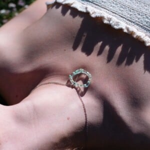 Organische Ringvormige Ketting met Pastelkleurige Bloemen