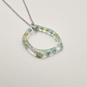 Organische Ringvormige Ketting met Pastelkleurige Bloemen